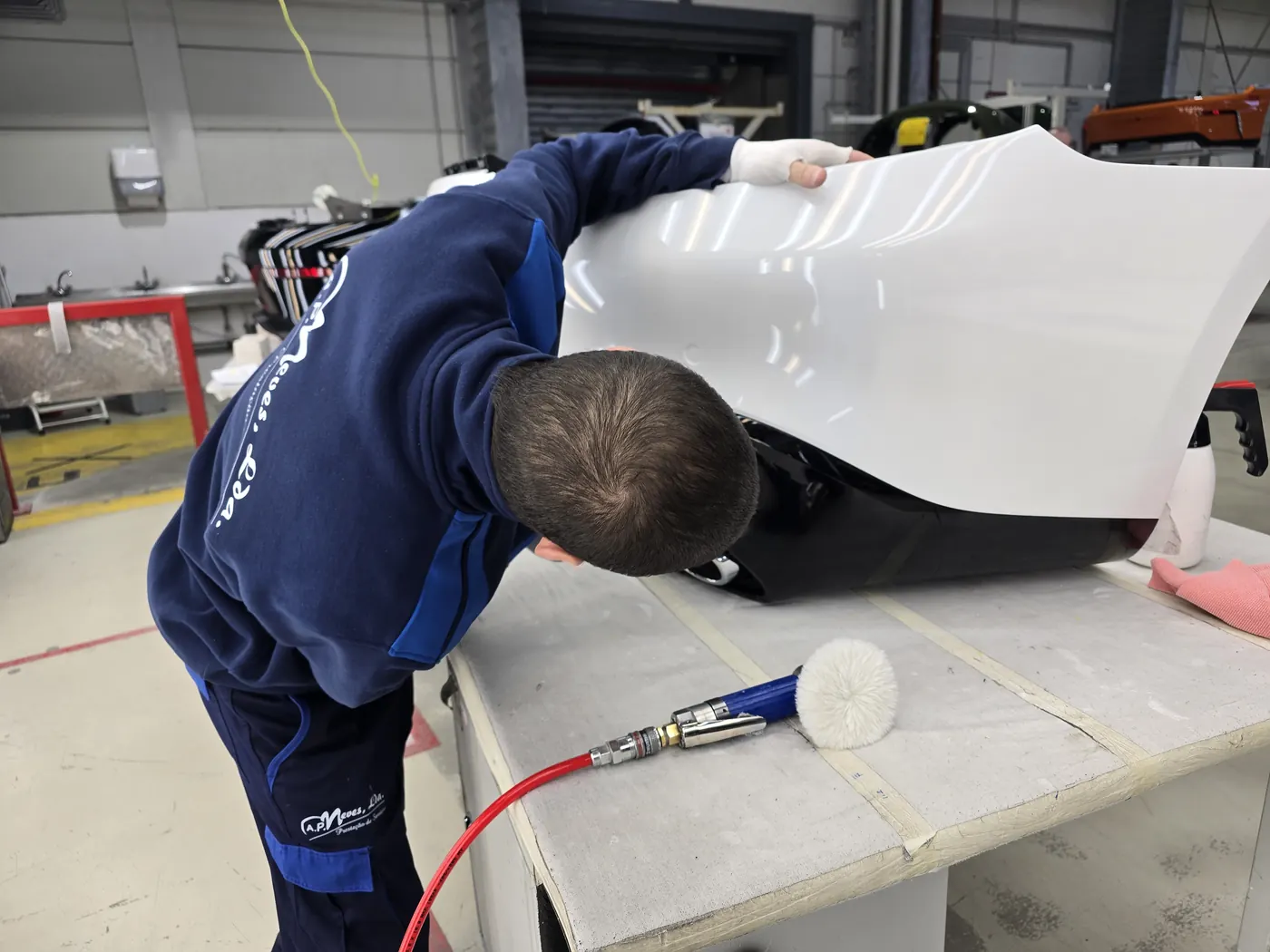 AP Neves inspector checking the surface of a car part