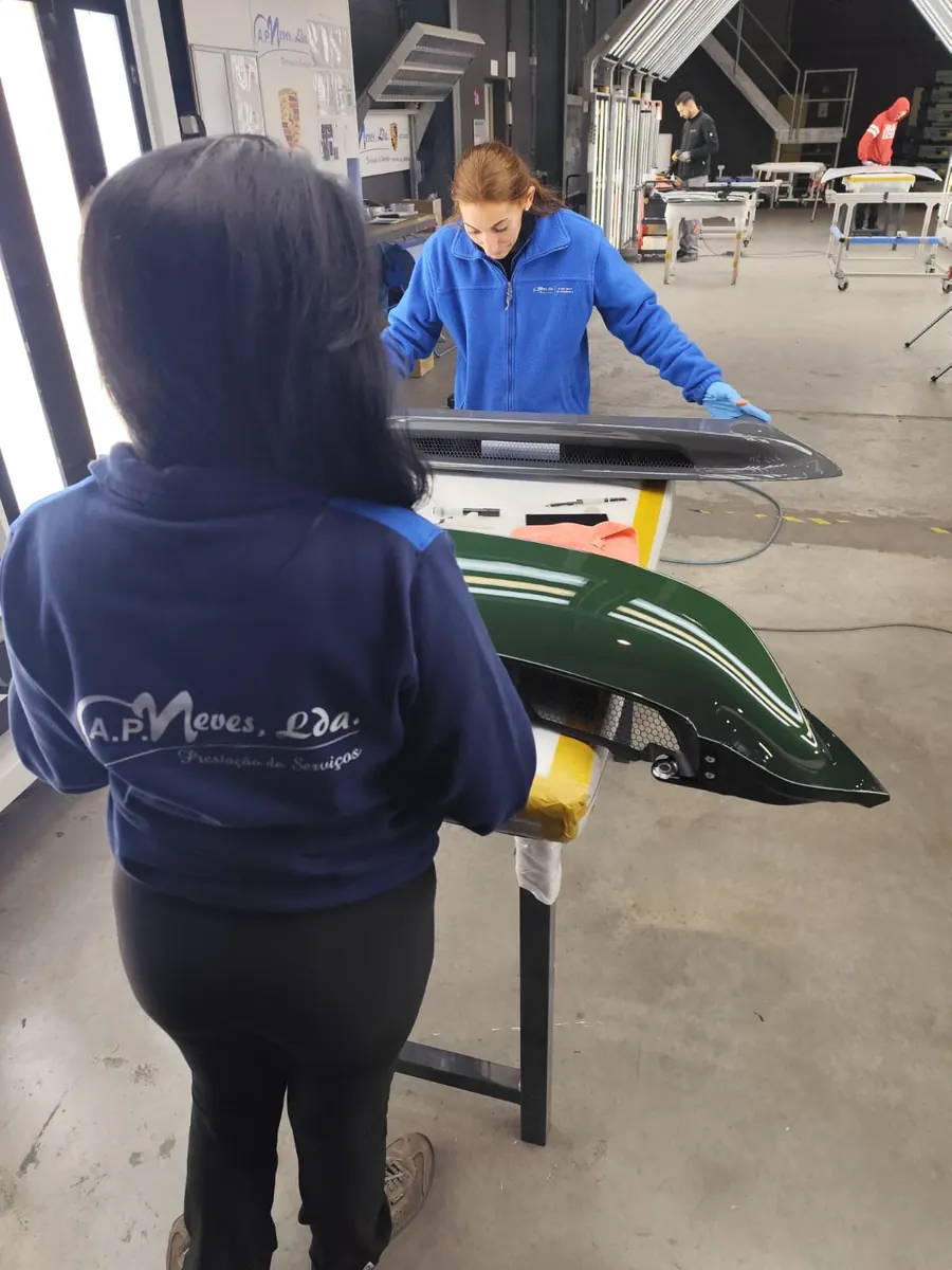 AP Neves team member inspecting a car panel